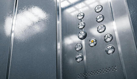 Щербинский лифтостроительный завод поставил более 2500 лифтов для капремонта домов в России